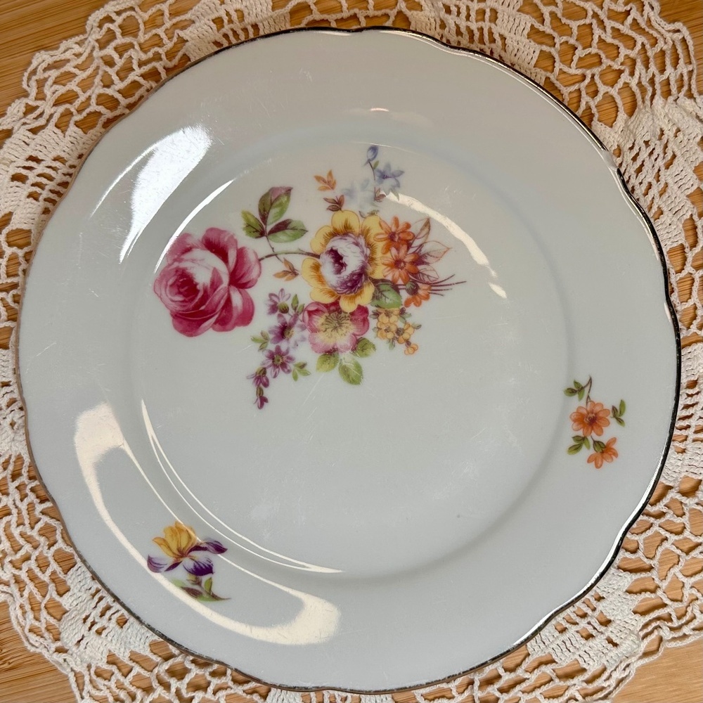 ✨ 5 for $25 DEAL! ✨Vintage Kahla Floral Saucer Plate,| Scalloped Gold Rim (Chip) - Picture 2 of 6